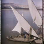 Autochrome d'Auguste Léon montrant des felouques aux voiles blanches sur le Nil à Louxor, Égypte, en 1914.