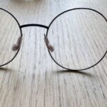 Lunettes posées sur une table, symbole d'un regard différent sur le monde