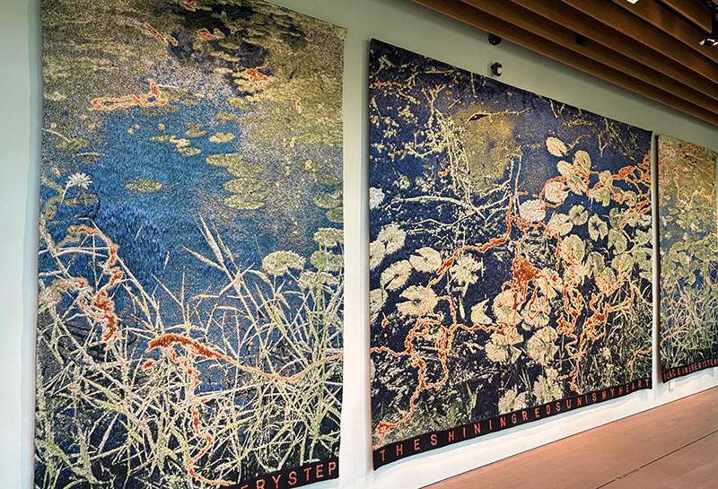 Les trois tapisseries Pas vers la paix de Laurence Aëgerter, présentées dans l'exposition "Choisir la paix" au musée Albert Kahn.